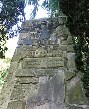 Mahnmal von Edmund Balsam aus zerschlagenen Grabsteinen