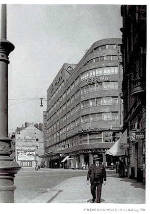 Fritz Block vor dem Deutschlandhaus