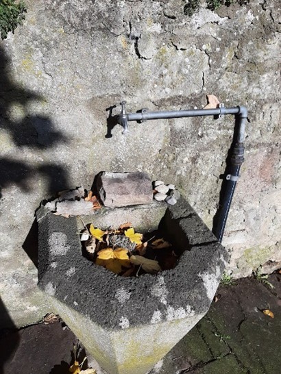 Brunnen auf dem jüdischen Friedhof in Warburg, u.a. für die rituelle Händewaschung nach dem Besuch des Friedhofs