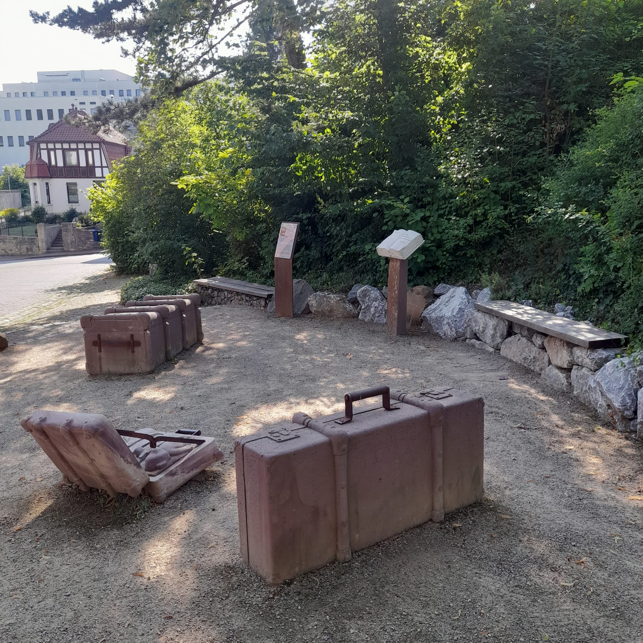 Der Emil-Herz-Platz gegenüber dem jüdischen Friedhof