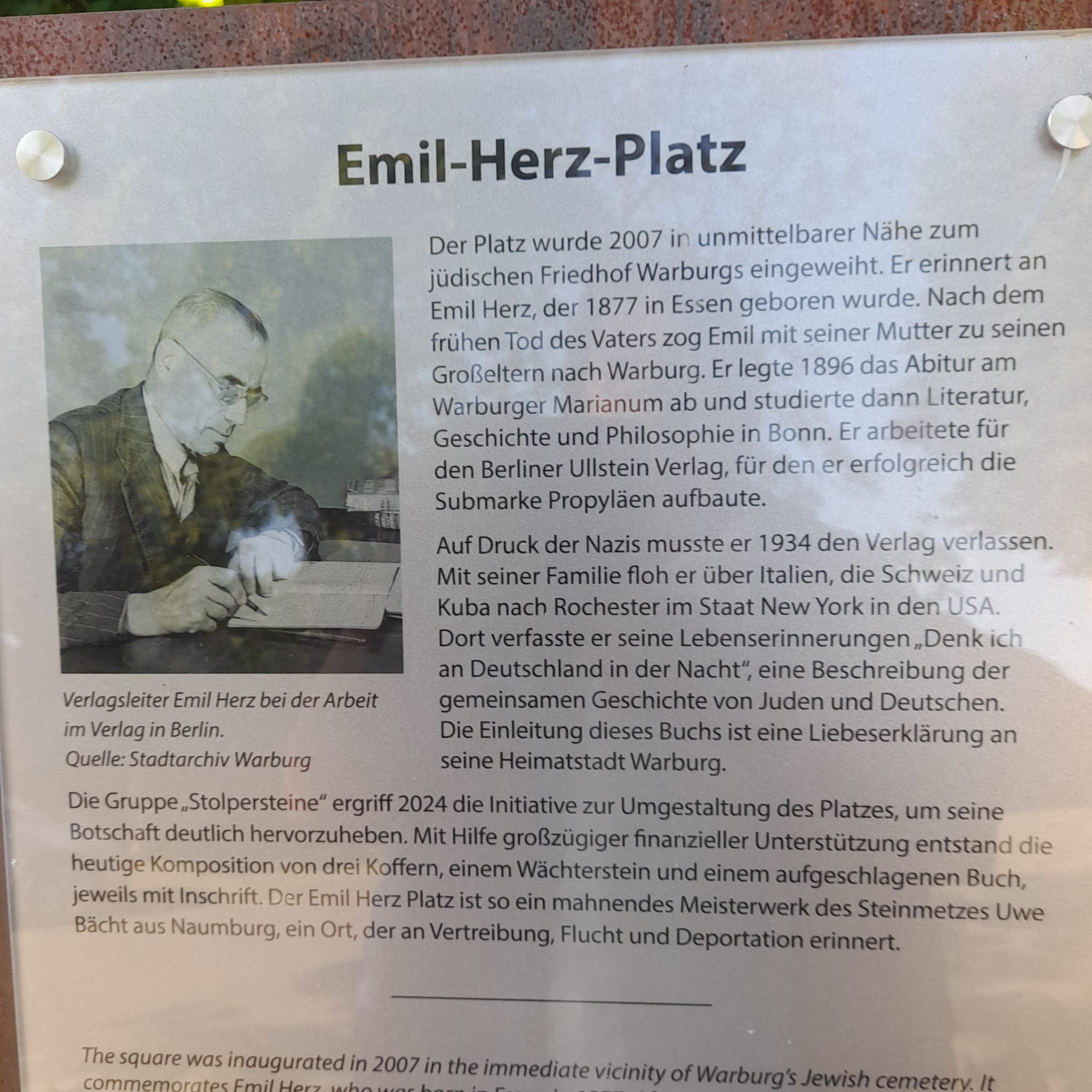 Hinweisschild auf dem Emil-Herz-Platz