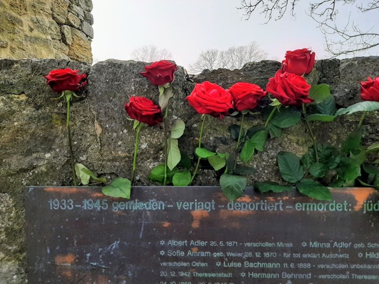 Jährlich findet eine Gedenkveranstaltung statt, die von Schülern und Schülerinnen der Warburger Schulen organisiert wird.
